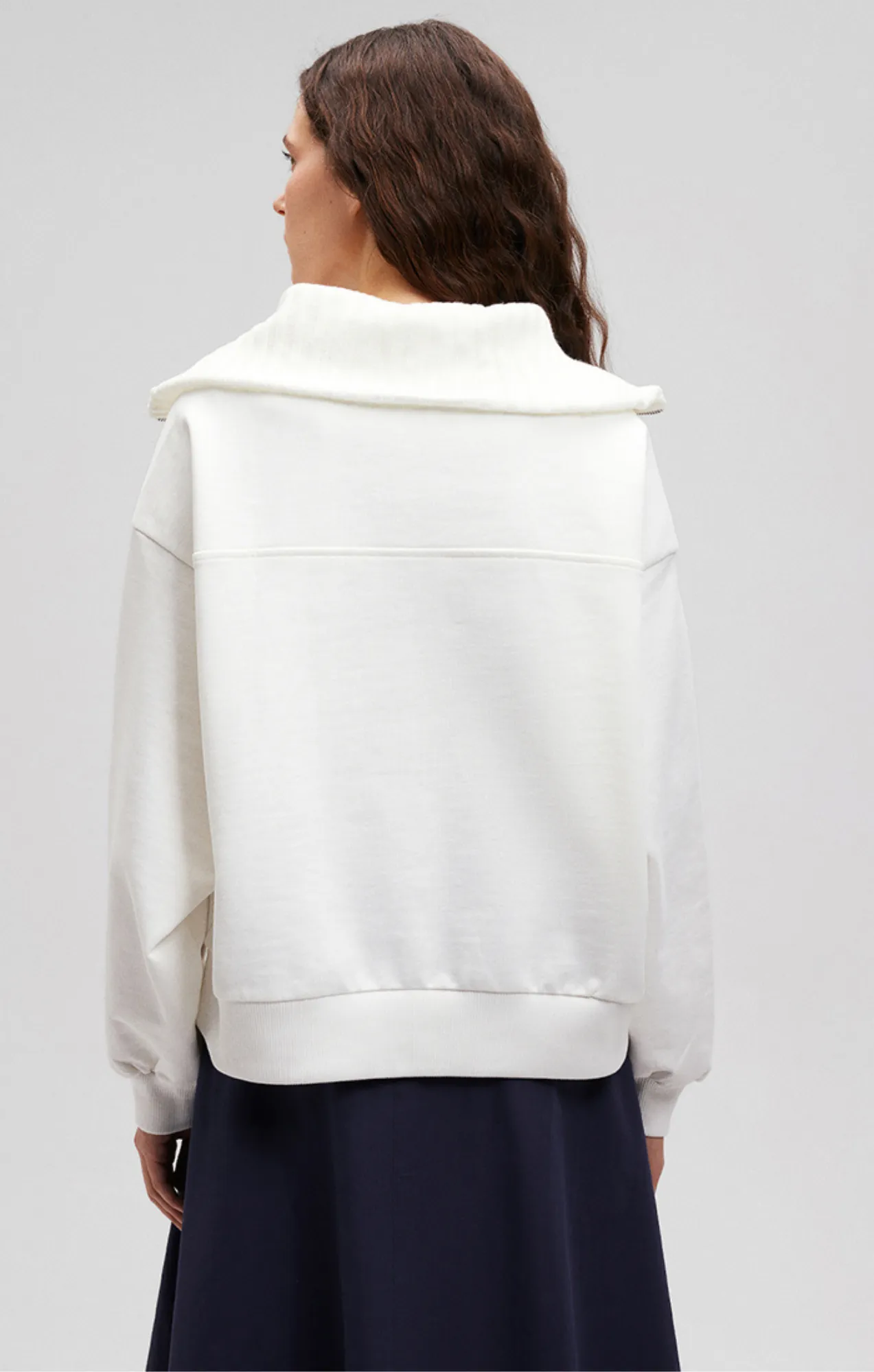 QUARTER ZIP SWEATSHIRT IN ANTIQUE WHITE