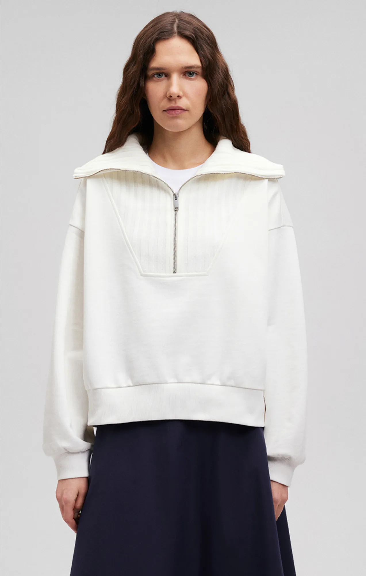 QUARTER ZIP SWEATSHIRT IN ANTIQUE WHITE